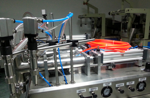 liquid filling machinery semi automatic حشو سائل أفقي هوائي بالكامل.jpg