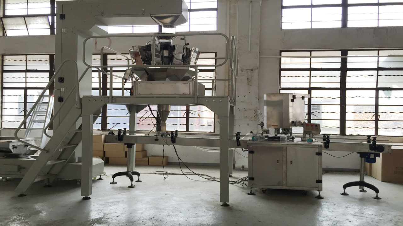 آلات تعبئة وختم العلب.jpg