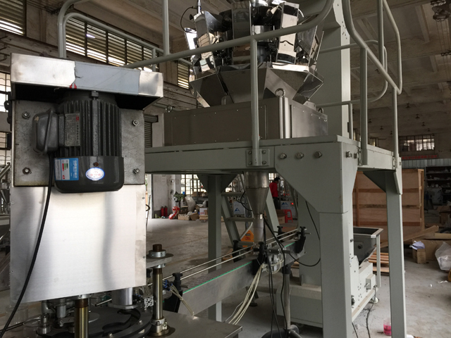 آلة تعبئة وختم العلب صورة مقربة.jpg