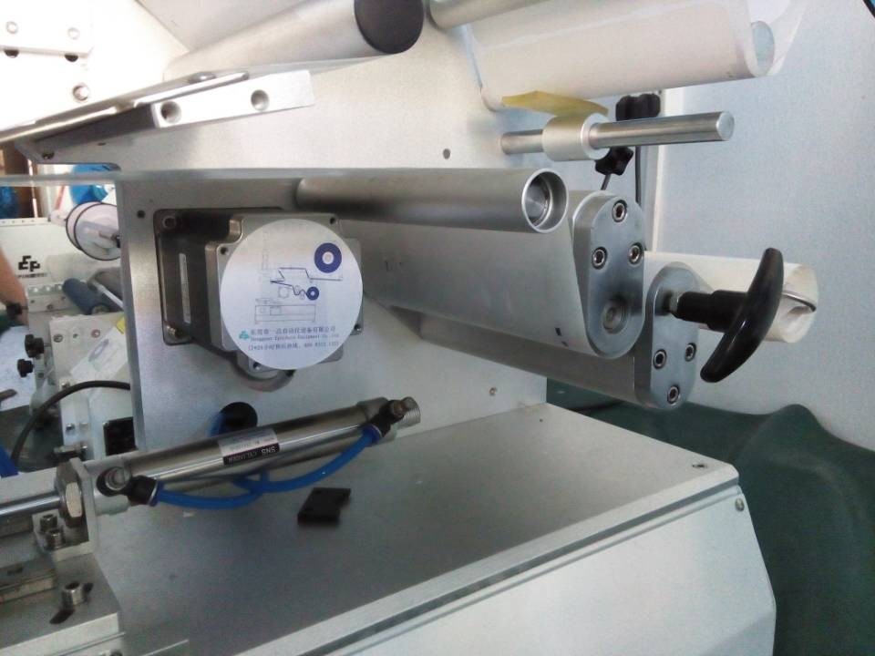 close shot for labeling machines آلات وضع العلامات الدوارة نصف الأوتوماتيكية.