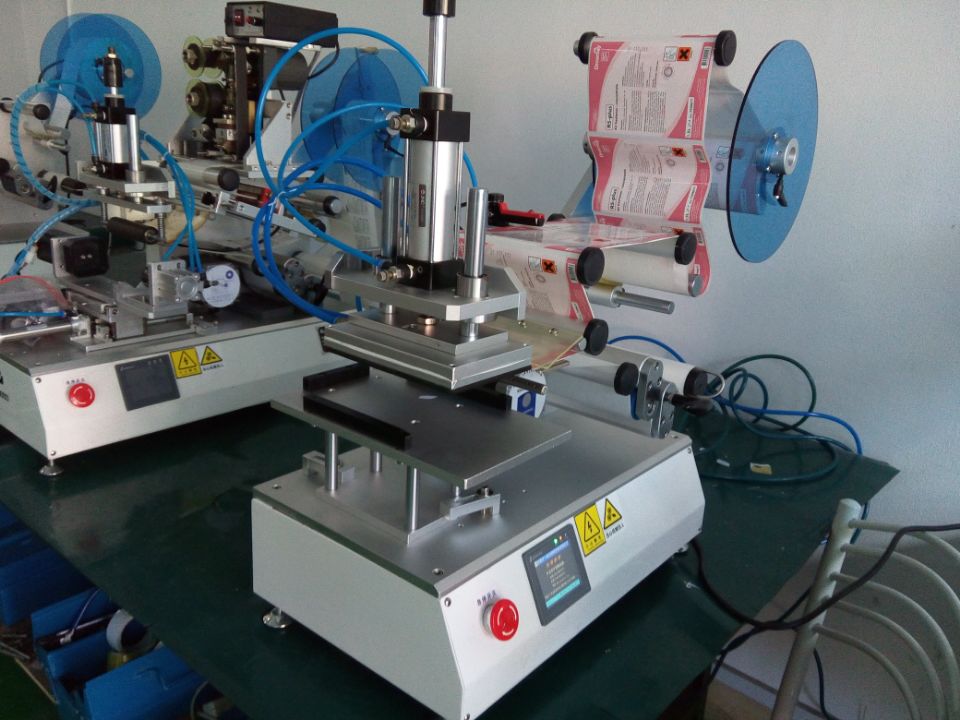 labeling machines آلات وضع العلامات على الأكياس المخصصة لجاكوب.jpg
