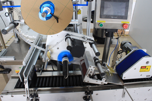 rolling bars from horizontal labeling machine حزام متزامن لتدحرج الزجاجات.jpg