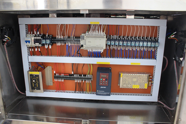 horizontal small bottles labeling machine picture الصورة الفعلية لآلة وضع العلامات الأفقية.jpg