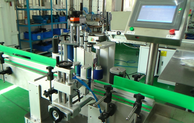 صورة مقربة لآلة وضع العلامات.jpg