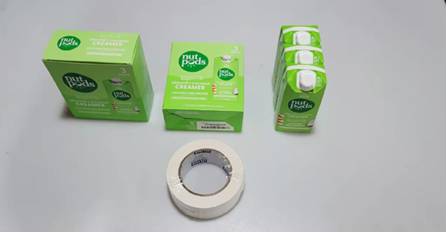 عينات من الملصقات والصناديق.jpg