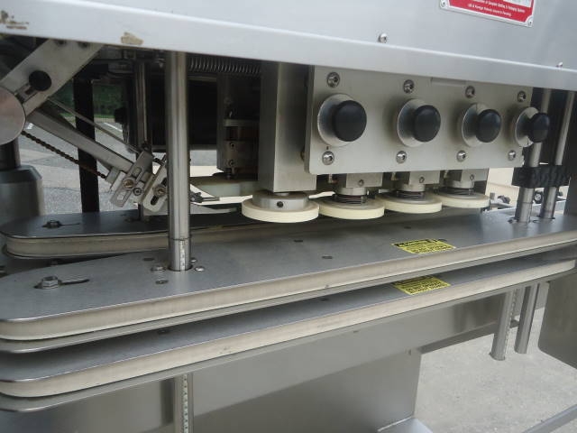 high speed linear screw capping machines غطاء لولبي عالي السرعة.jpg