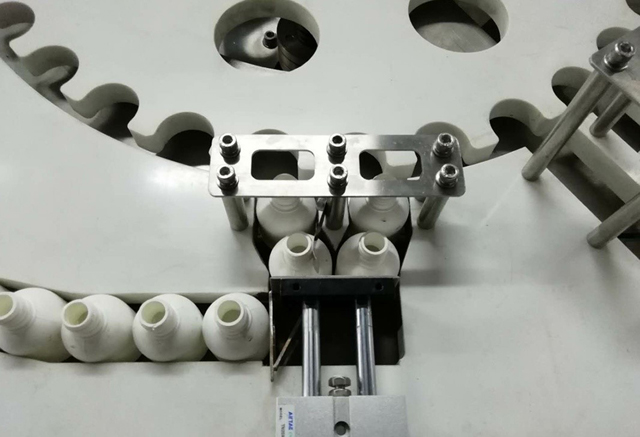 تغذية الزجاجات.jpg