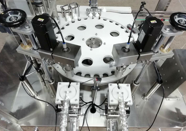 ذراع روبوتية لتغذية الزجاجات.jpg