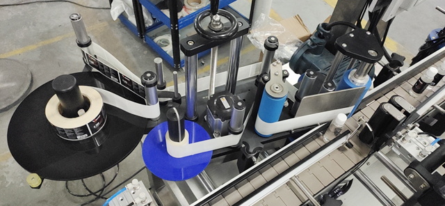 آلة وضع الملصقات.JPG