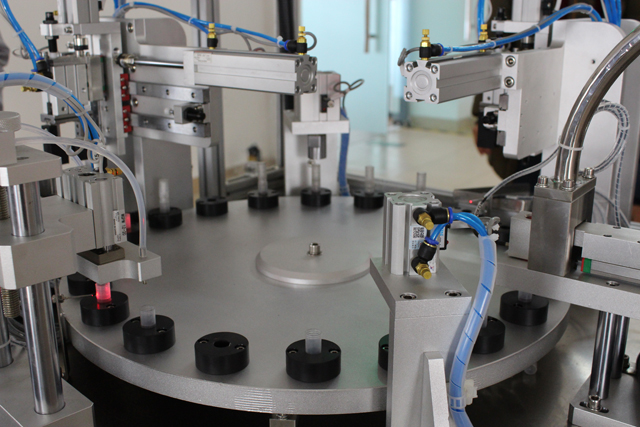 ماكينة تعبئة وضغط أوتوماتيكية.jpg