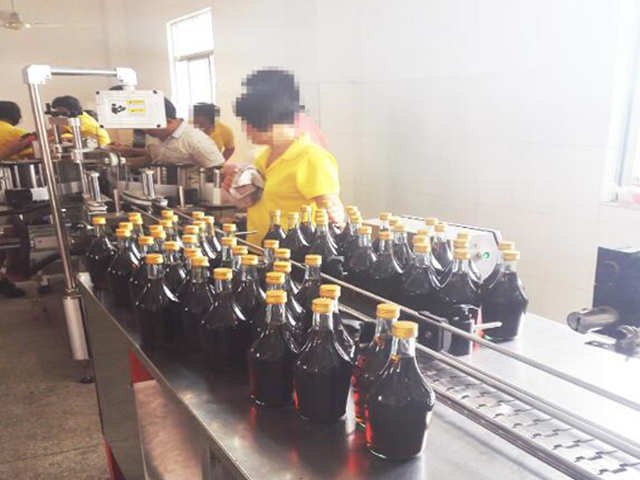 الآلات العاملة في المصنع.jpg