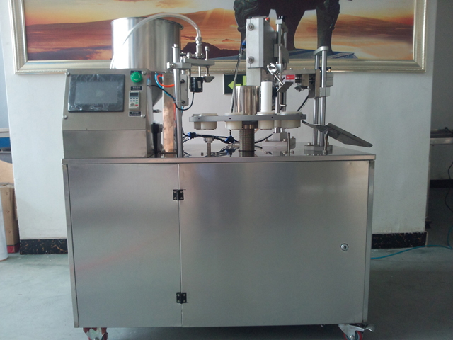 rotary filling sealing machine ultrasonic لقطة قريبة لآلة التعبئة والختم بالموجات فوق الصوتية.jpg