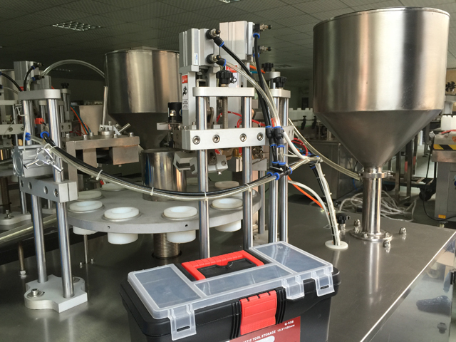 حشو وختم الأنابيب في صف واحد.jpg