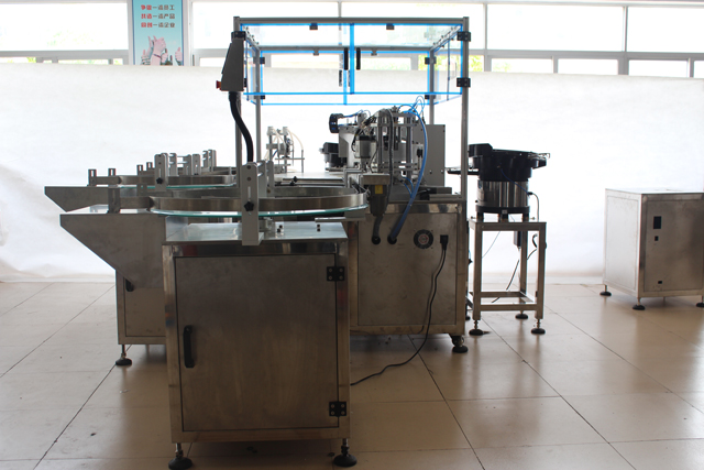 آلة تعبئة وتغطية الزيوت العطرية.jpg