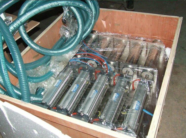 ماكينة تعبئة 4 رؤوس في صندوق خشبي.jpg