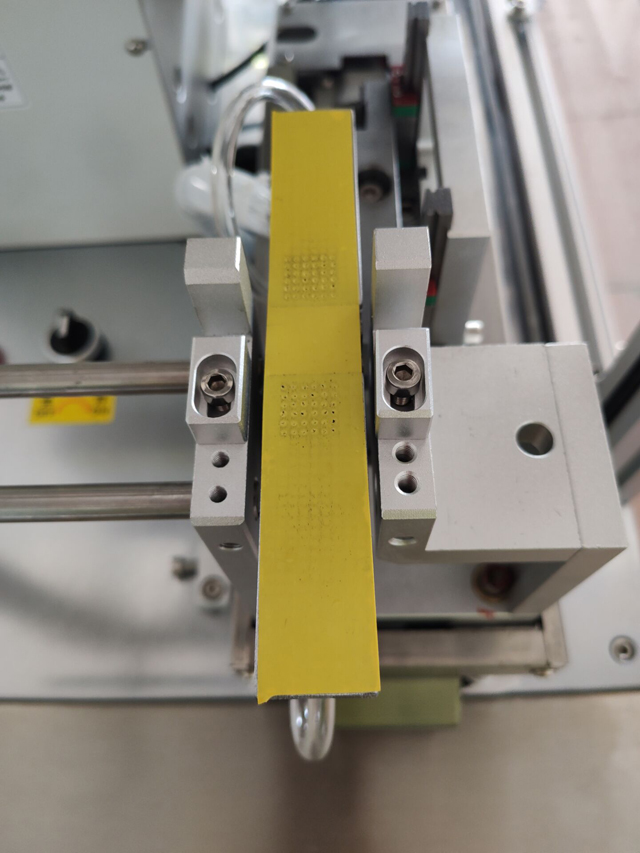 تفاصيل ماكينة طباعة الملصقات على الكابلات والأسلاك (6).jpg