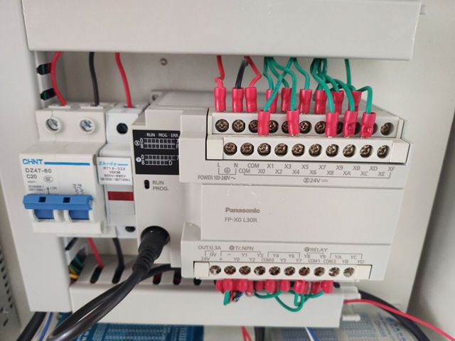 تفاصيل ماكينة طباعة الملصقات على الكابلات والأسلاك (1).jpg