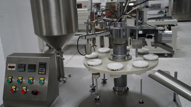 معدات تعبئة وختم الأنابيب.jpg