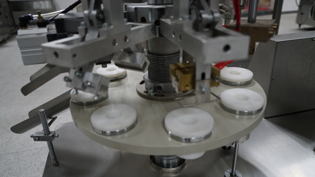 خط تعبئة وختم الأنابيب شبه الأوتوماتيكي.jpg