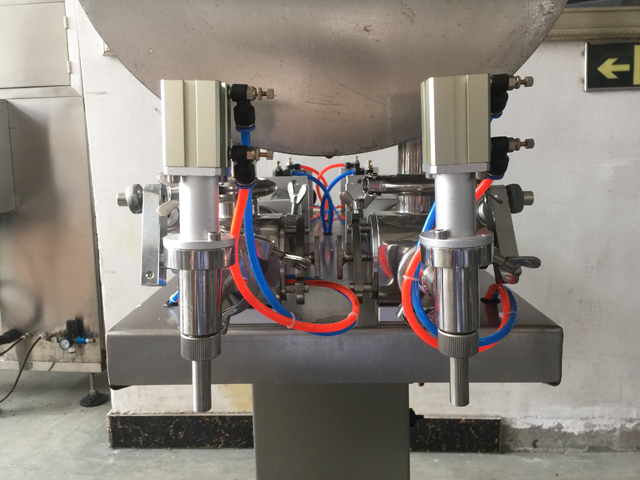 two filling nozzles pneumatic filler equipment فوهات اثنين.jpg
