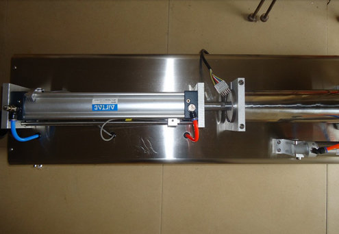 good quality liquid filling machines اسطوانة لماكينة التعبئة.jpg