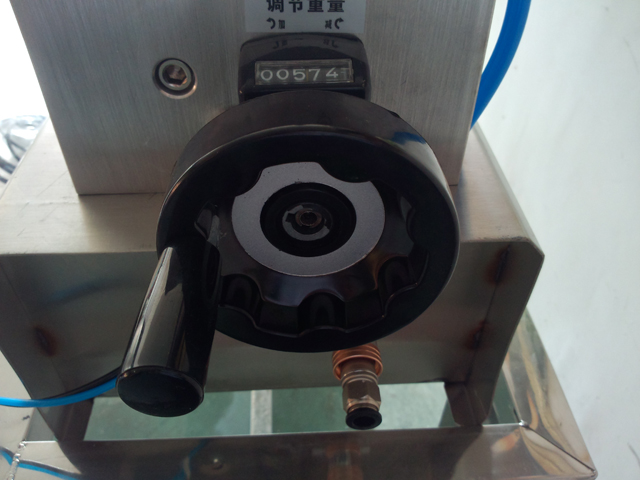 liquid filling machine semi automatic معدات تعبئة الشامبو.jpg