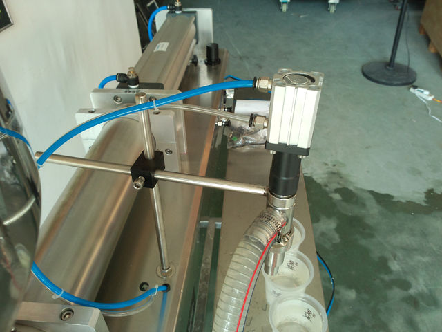 liquid filling machine for lotion shampoo cream معدات تعبئة الشامبو.jpg
