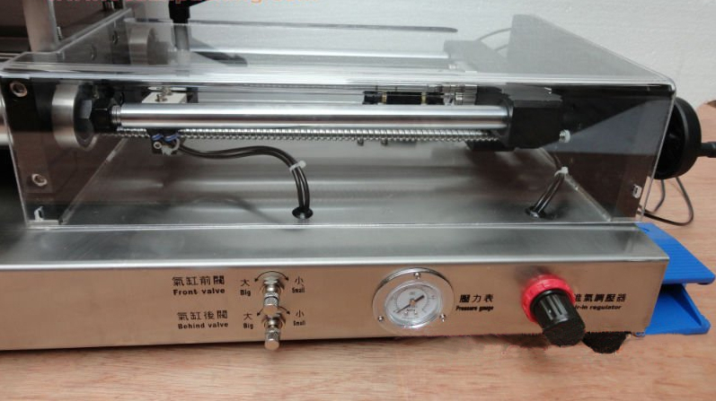 pneumatic part from cream filling machine لقطة قريبة لآلة القادوس ذات الجانبين المزدحمة.jpg