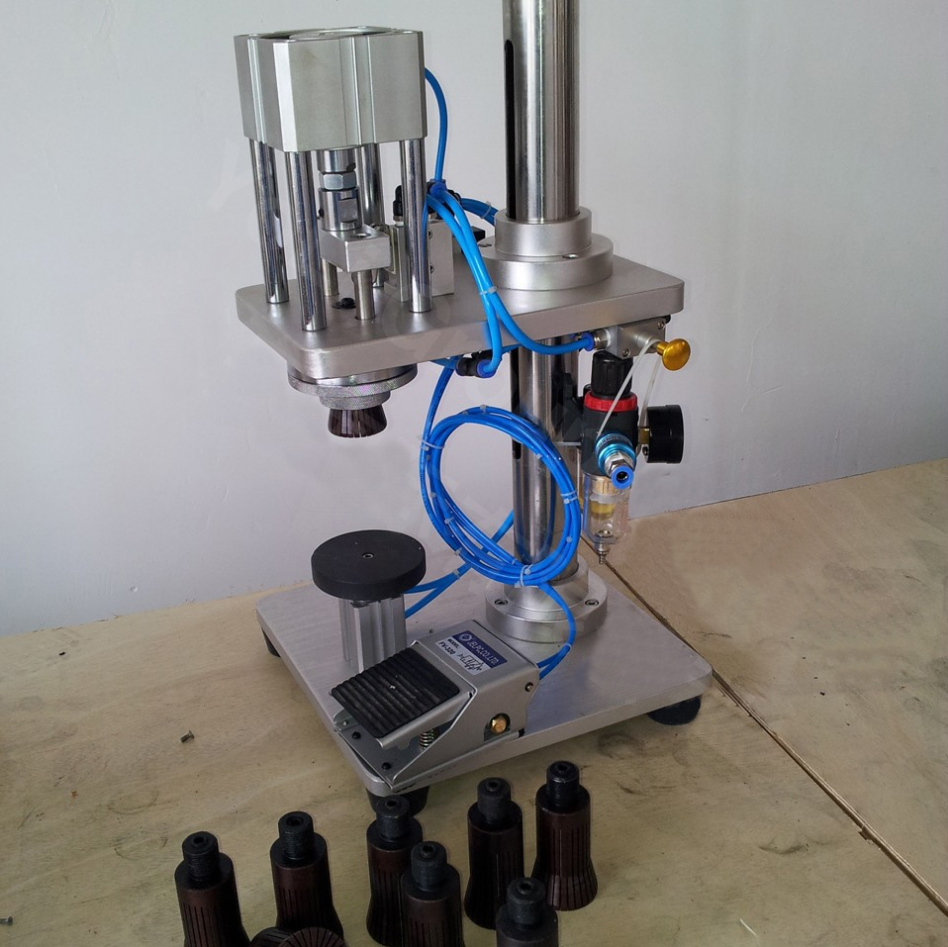 manual crimping machine for glass bottles معدات التغطية الهوائية شبه الأوتوماتيكية الهوائية.jpg