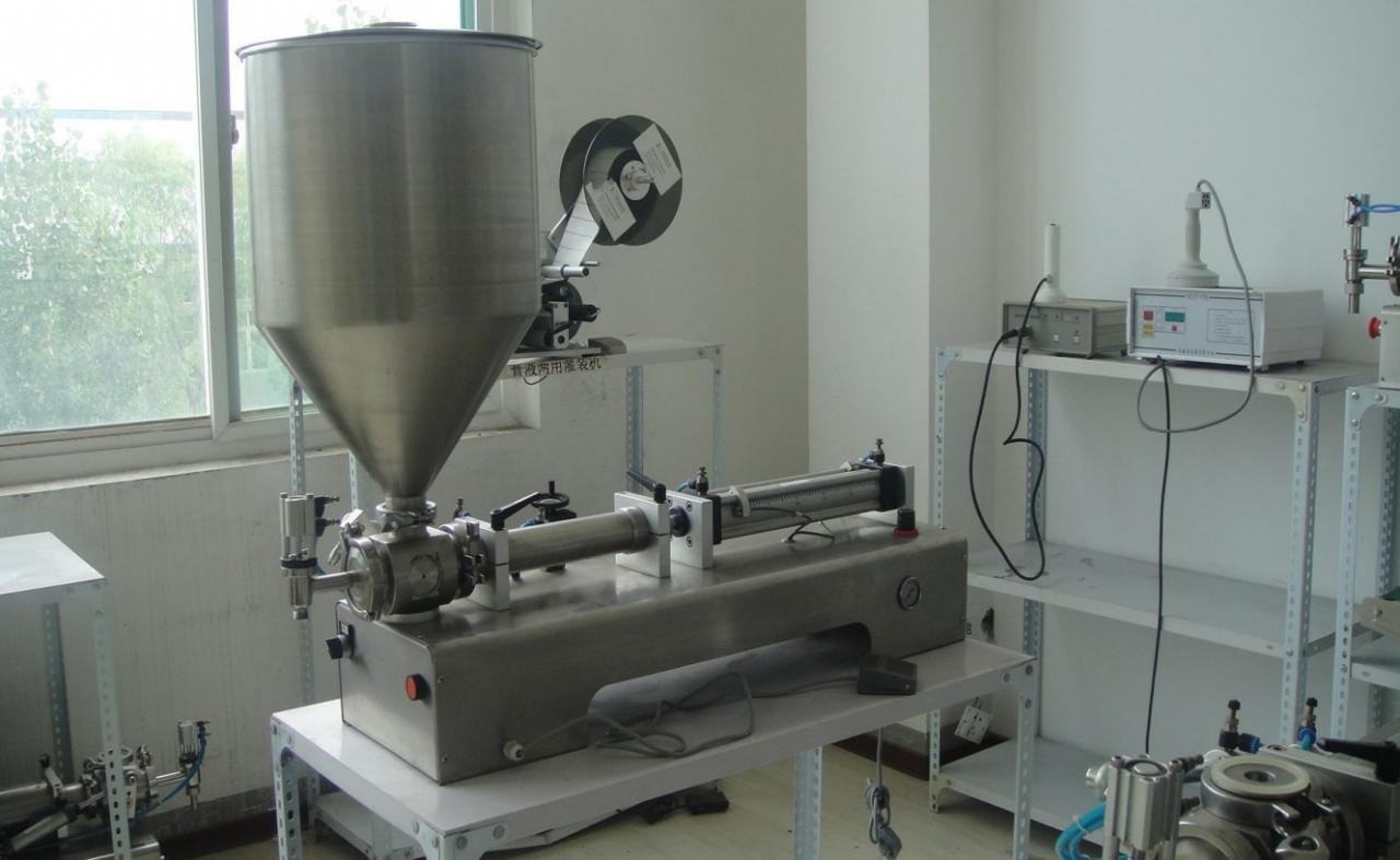liquid paste filling machine with vertical hopper ماكينة تعبئة ذات رأس واحد مع قمع.jpg