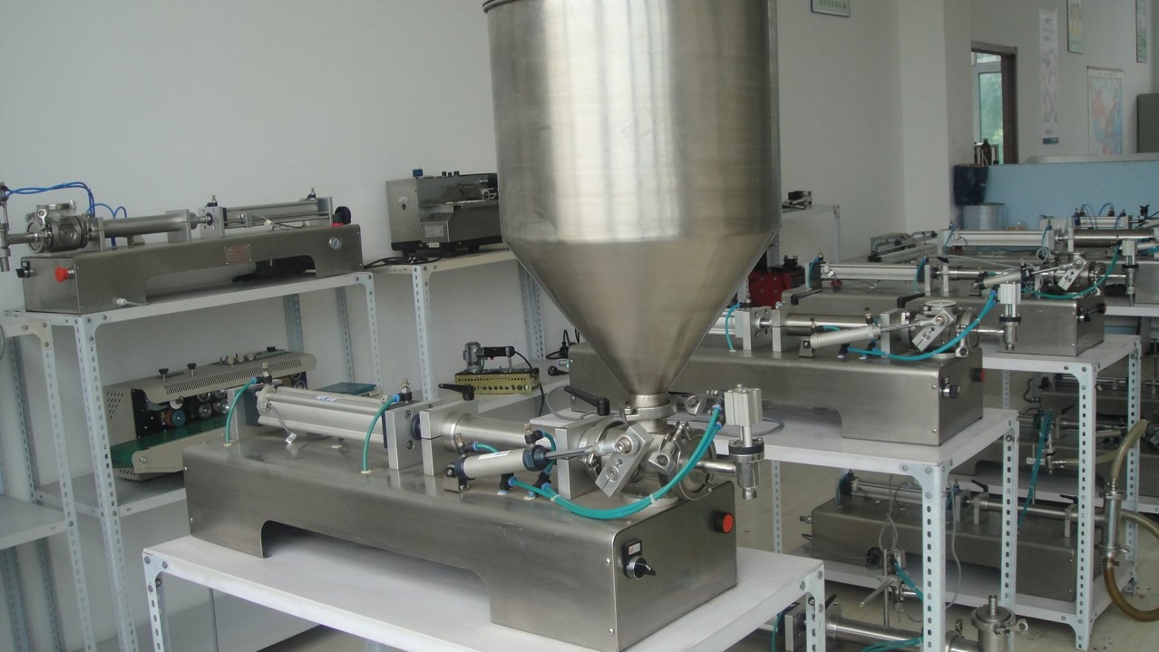 liquid cream lotion filling equipment pneumatic ماكينة تعبئة كريمة وسوائل.jpg