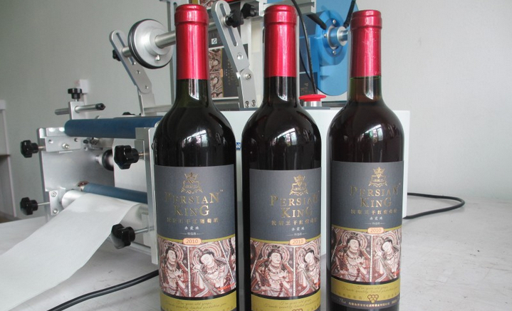 semi automatic labeling machine معدات الوسم.jpg