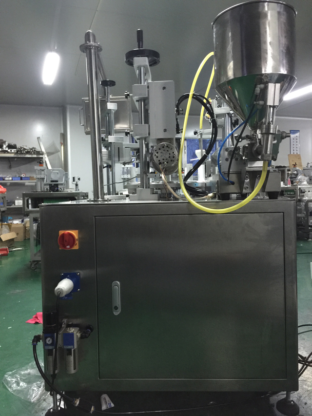 tubes filling ultrasonic sealing machine semi automatic الجانب الخلفي لآلة تعبئة وختم الأنابيب.jpg