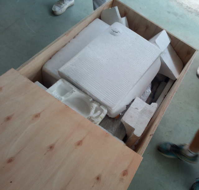 wooden case packaging before ocean shipping تغليف ماكينة الوسم.jpg