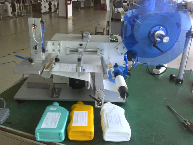 bottles labeling machine semi automatic معدات وضع العلامات على الزجاجات المسطحة.jpg