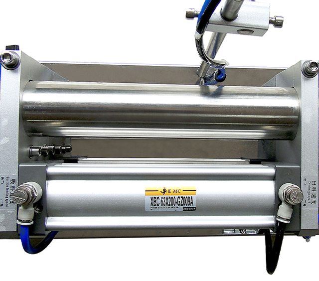 pneumatic filling machine manual for liquid cosmetic field آلات تعبئة للعملاء في الولايات المتحدة الأمريكية (3).jpg