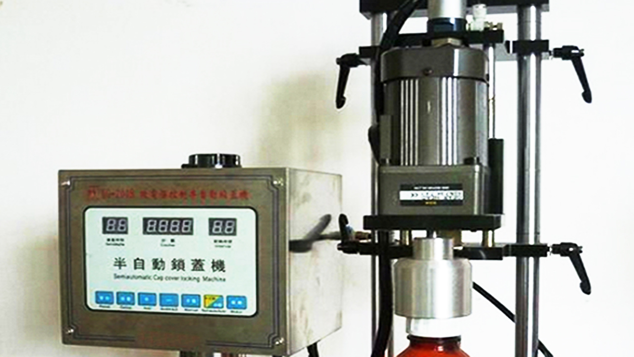 press capping equipments semi automatic معدات الضغط على الغطاء.jpg