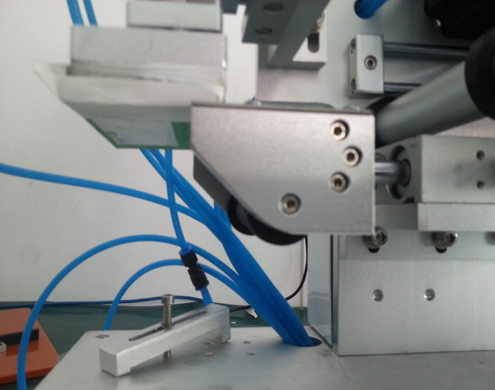 semi automatic flat bottles labeling equipment آلة وضع العلامات المسطحة مع PLC متقدمة (2).jpg