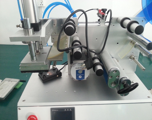 flat surface labeling equipment semi automatic تجهيز آلة وضع العلامات على السطح المستوي (3).jpg