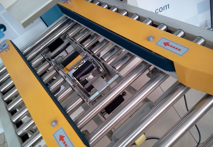 carton sealing stainless steel roll لقطة قريبة لآلة غلق الكرتون شبه الأوتوماتيكية.jpg