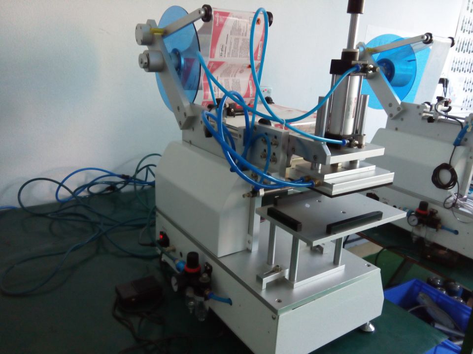 bags labeling machine customized لقطة خلفية لآلات وضع العلامات على الأكياس.jpg