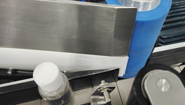 عملية وضع العلامات على الزجاجات.jpg