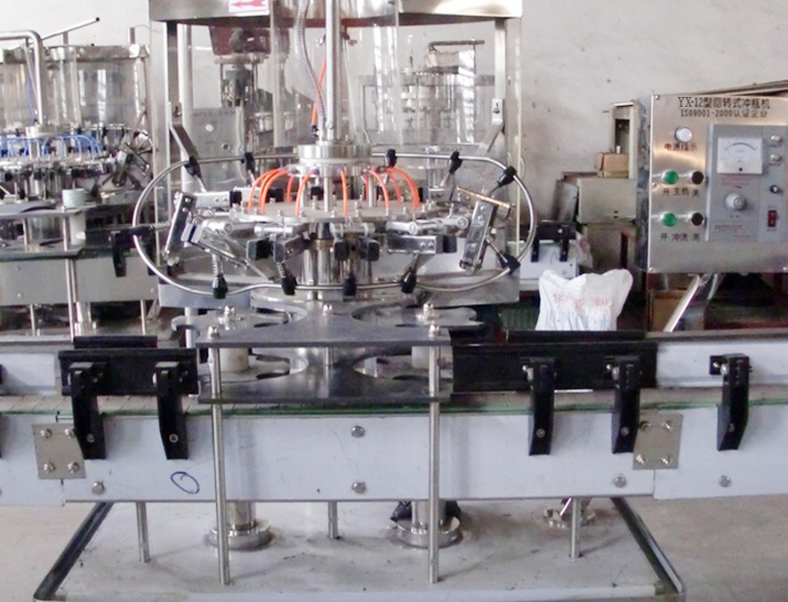 automatic glass bottles washing equipment زجاجات زجاجية ذات 12 رأس غسيل.jpg