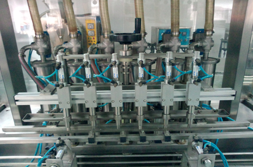 linear filling machinery for thick cream لقطة قريبة لآلات التعبئة الخطية.jpg