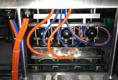 vacuum capper linear رؤوس الغطاء الفراغي جزء من الصورة القريبة.jpg