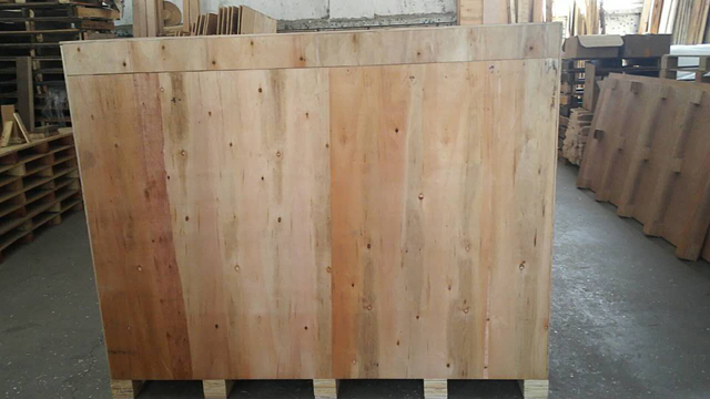 آلة غلق الكرتون في صندوق خشبي.jpg