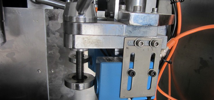 close shot on the tubes filling sealing equipment إغلاق الصور معدات تعبئة وختم الأنابيب.jpg