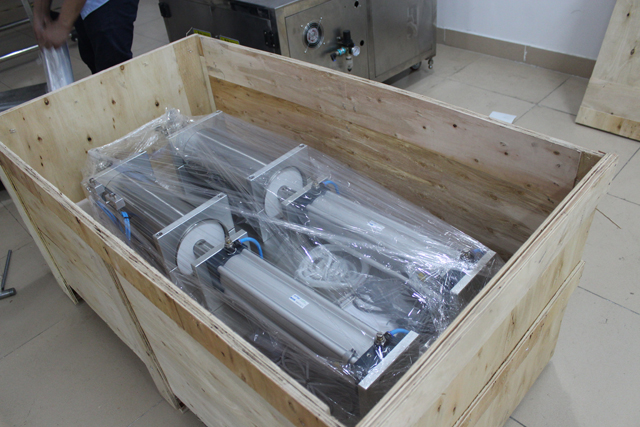 آلة داخل صندوق خشبي.jpg