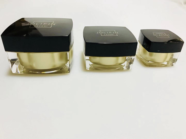 برطمانات سوداء مربعة لإغلاق الغطاء