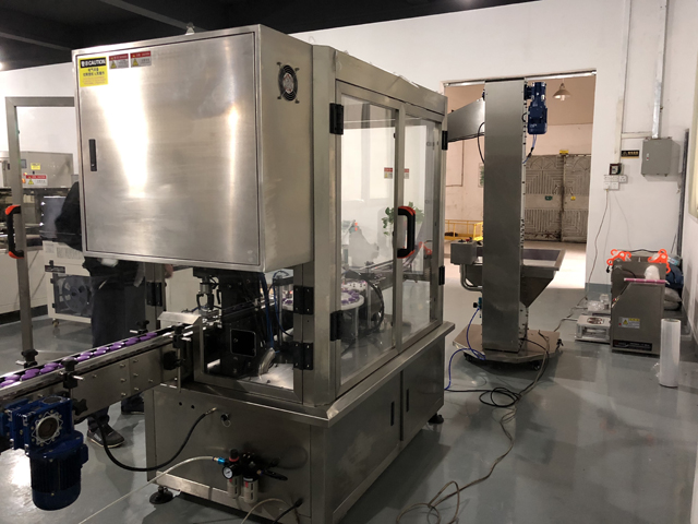 رسم توضيحي لآلة تغليف أوعية الكريمة (2).jpg